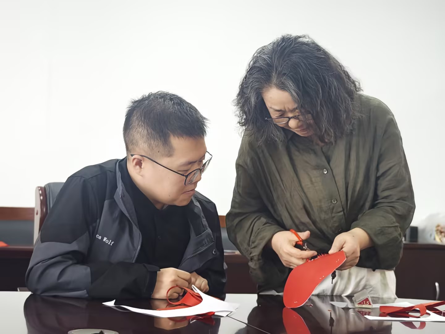 巧手剪清廉 清风伴我行  ——有色驼城党支部举办主题党日活动